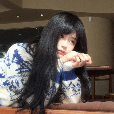 戴流苏耳环的少女